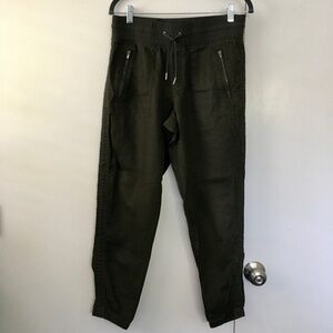 Athleta Cabo linen joggers in green, size 6